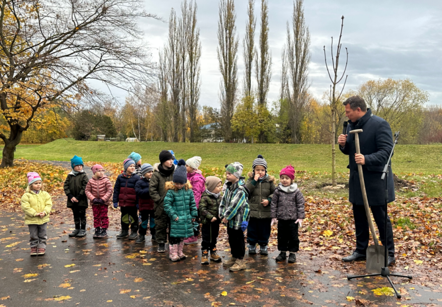 Vysazení prvního stromu s MŠ Pekařská - Kaštánci