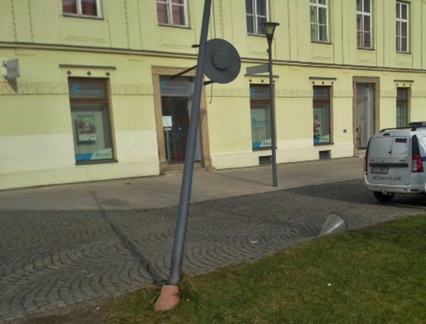 poskozena lampa 1 | Statutární město Opava